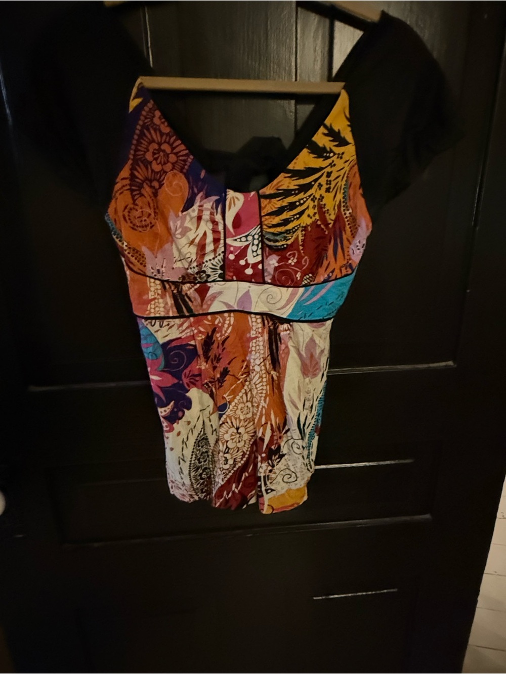 Vibrant Multicolor Floral Scoop-Neck Tunic with Black Cap Sleeves